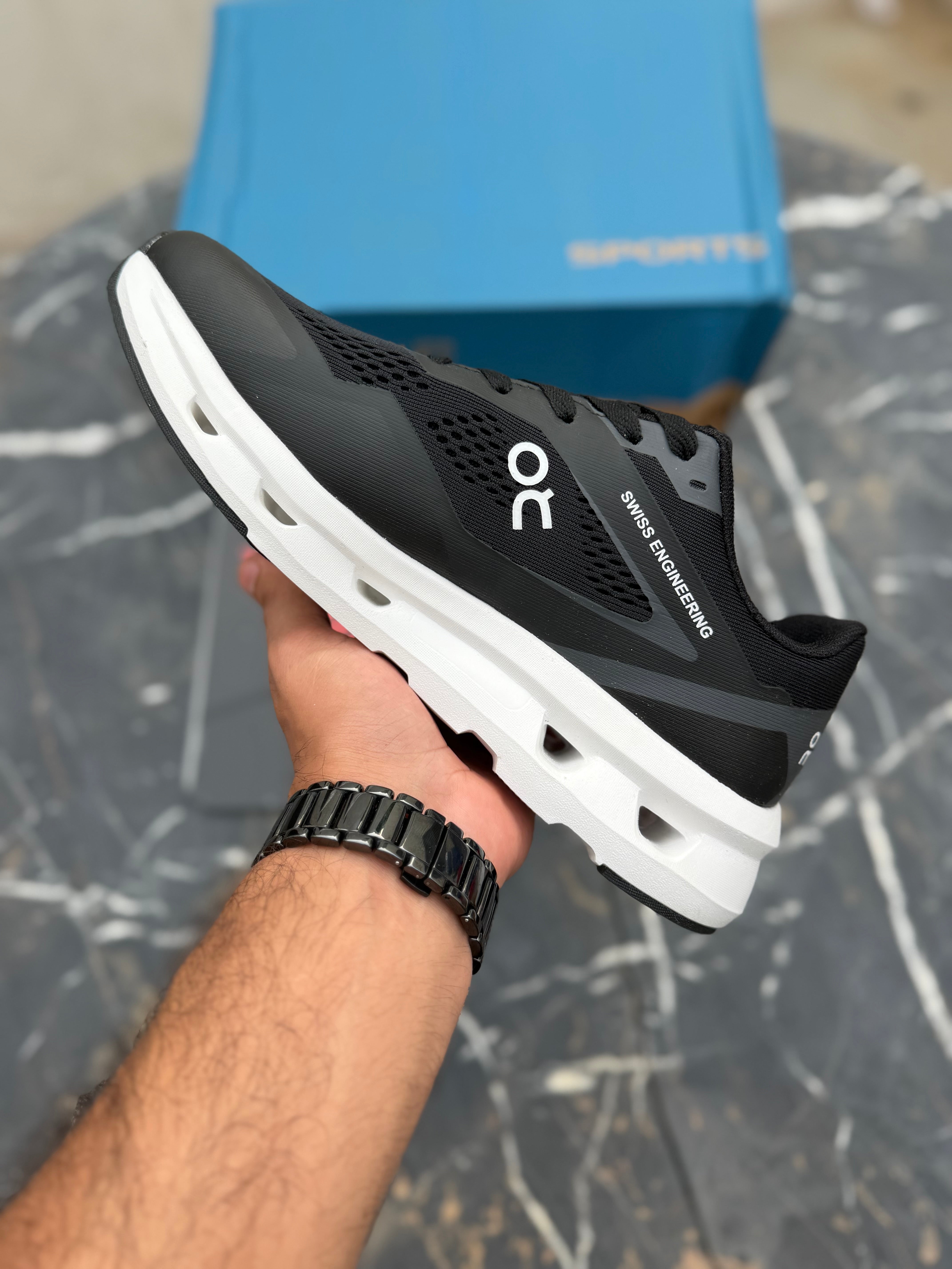 On Clouudrunner Black White