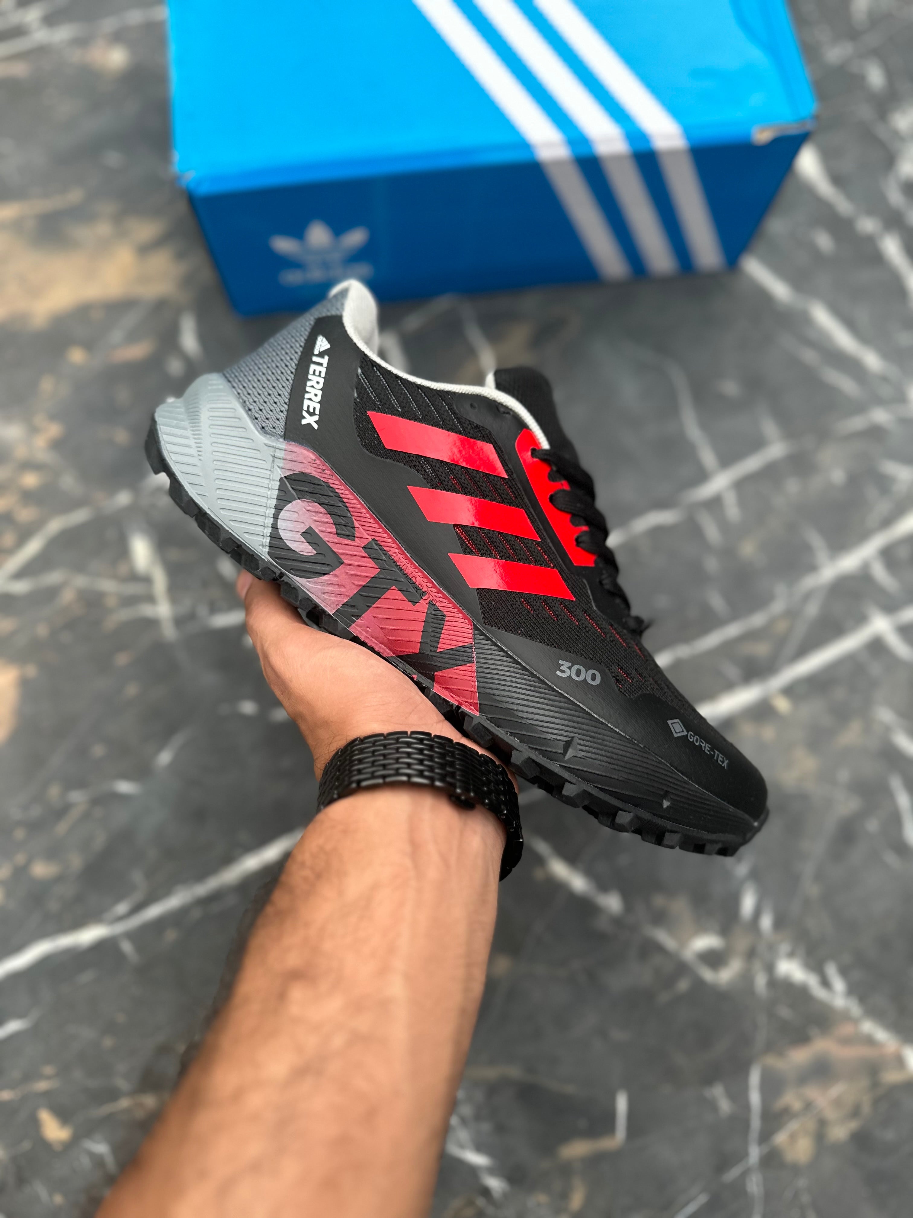 AD terrex Gore-tex (Black red)