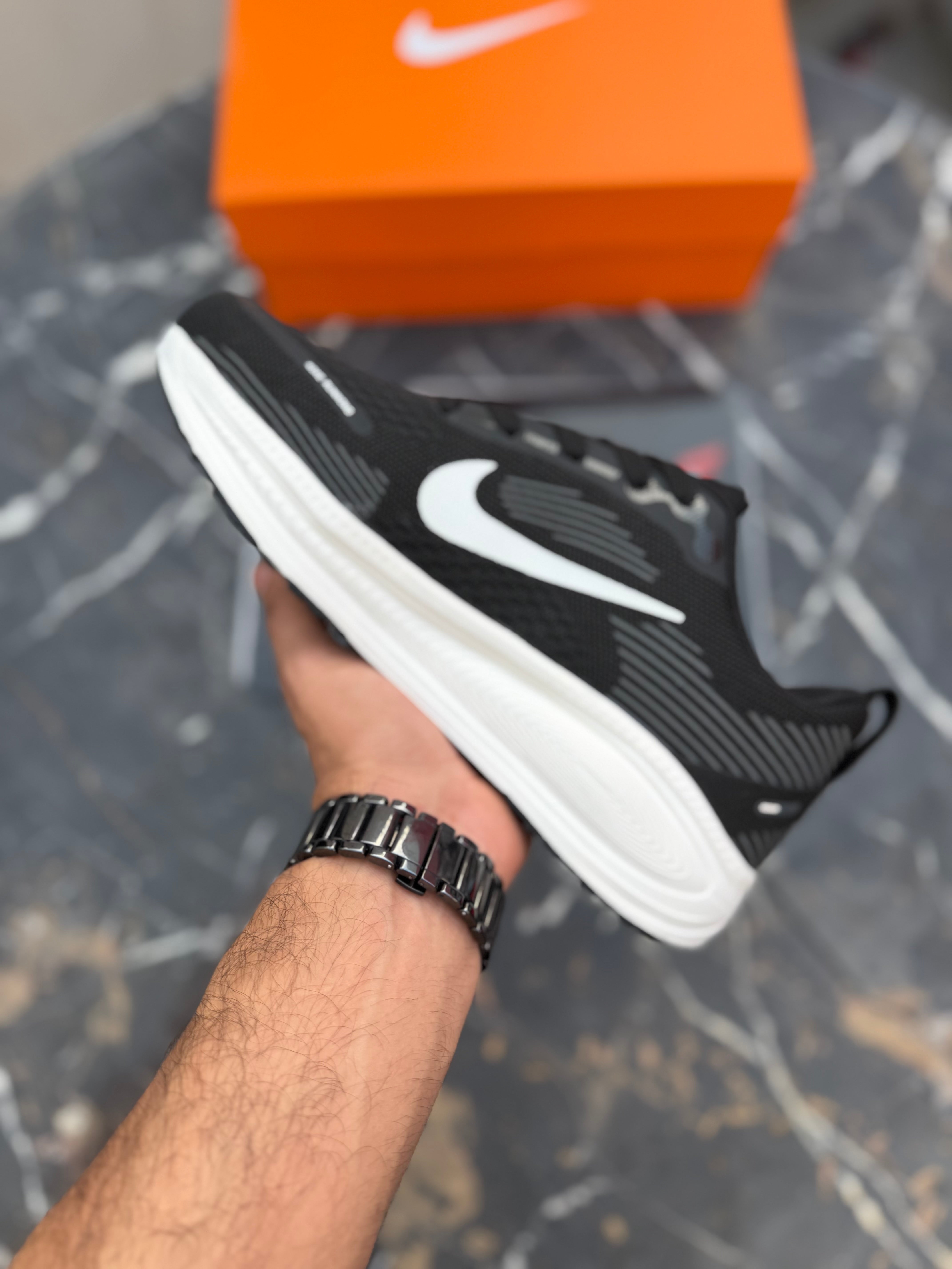 NK vomero 18- Black White