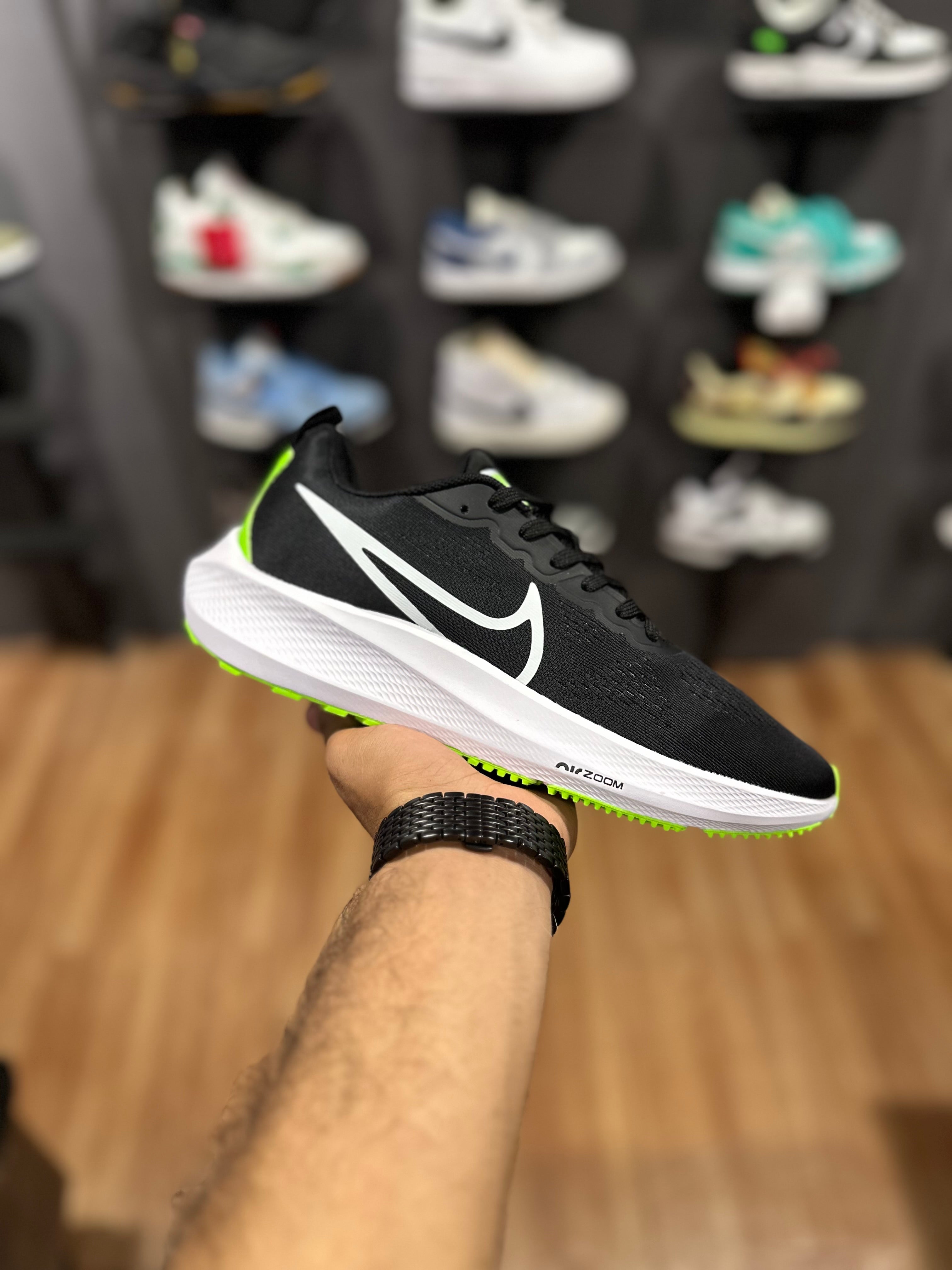NK zoom vomero Black green